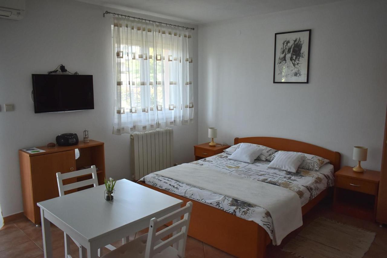 Studio Max With Parking Rovinj Bagian luar foto